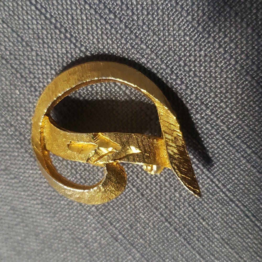 MAMSELLE Signed vintage Mamselle intial D goldtone brooch.